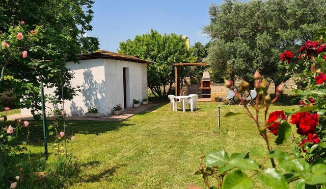 ID 22479 Mini house in the green quiet Roman countryside animals allowed