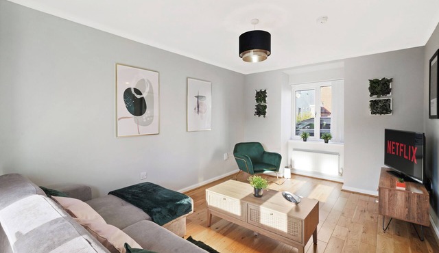Ideal 3 bed House in Wolverhampton - Parking