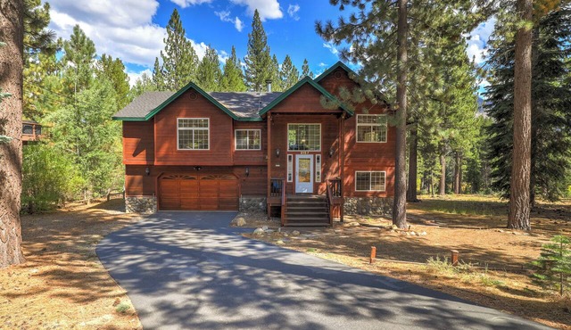 Ideal for family getaways! - Backs to National Forest - Hot Tub, Fast free Wi-Fi
