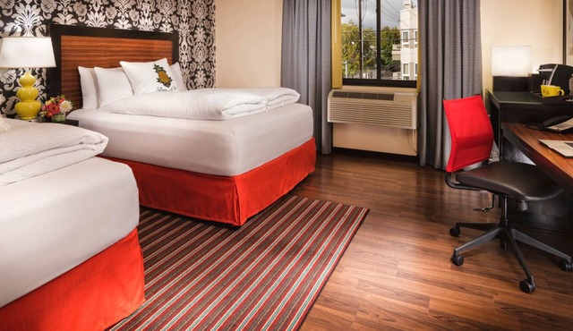 Ideal for Groups: 2 Rooms w/Pool Access Steps Away from the Space Needle
