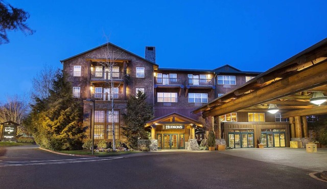 Ideal for Groups: 4 Spacious Rooms in a Hand-Crafted Northwest Mountain Lodge
