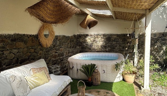 Ideal for groups and families, 2 apartments garden jacuzzi parking