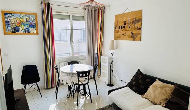 Ideal for visiting Paris, right next to the Bois, pets welcome!