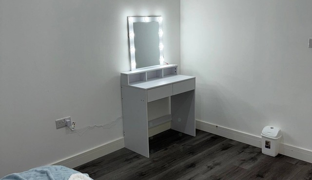 Ideal Heathrow Base. 2BR, 2BA Apt in Hounslow