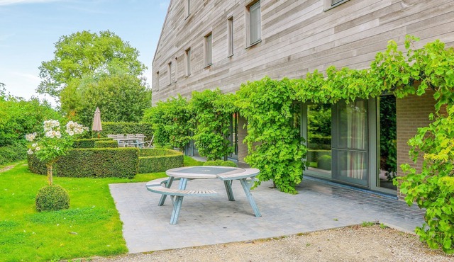 Ideal Holiday Home in Gijverinkhove with Terrace, Garden