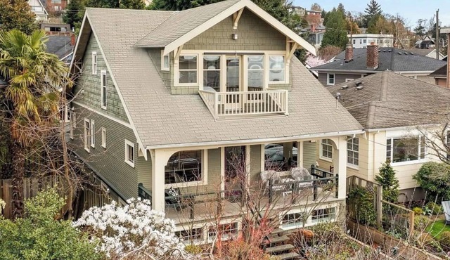 Ideal location - Downtown: 5 mins. Well-appointed with everything + Chef's Kitchen