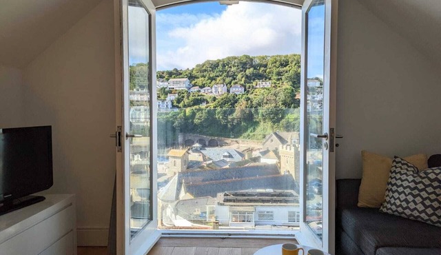 Ideal location for beaches, walking, spectacular views & minutes from town