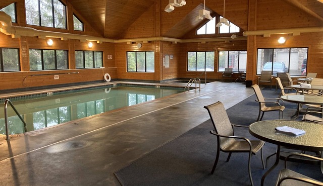 Ideal location in Crosslake on the Whitefish Chain - sleeps 11 - indoor pool!