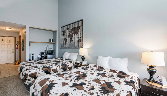 Ideal lodge room 2 queens, private balcony with views