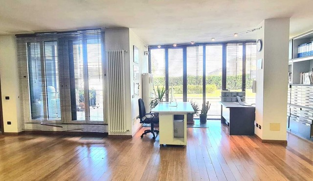 Ideal loft for work and families, urban site+green, metro,tram,bus & train @50 m