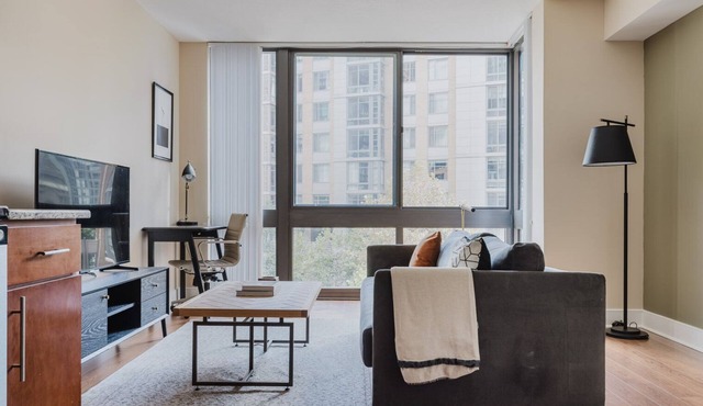 Ideal Mt Vernon 1BR w/Rooftop Pool & A/C, nr Chinatown, by Blueground
