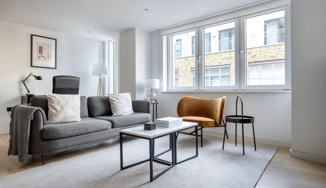 Ideal Old Street 2BR, nr Station & Gardens, by Blueground