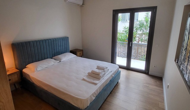 Ideally located close to hospitals and city center.