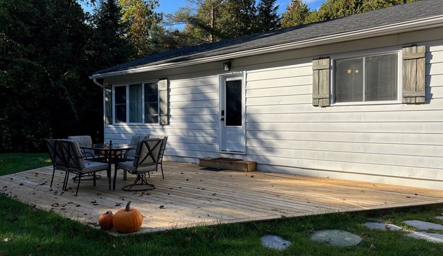 Ideally Located Private Family Cottage Steps to the Beach and Downtown