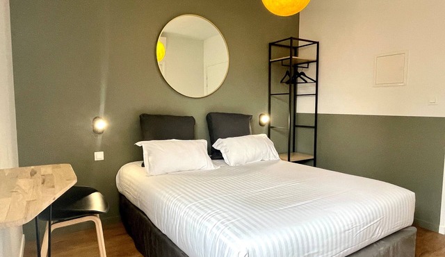 Ideally located, quiet apartment (courtyard side), new, air-conditioned and equi