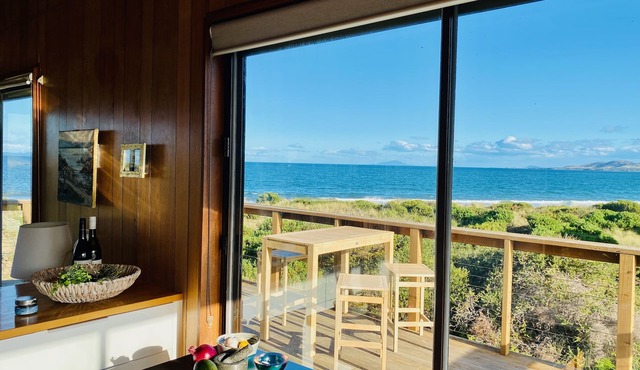 IdleWild - Secluded Absolute Beachfront Escape