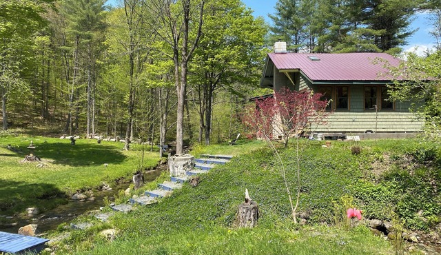 Idyllic 1-bedroom house by beautiful stream in lovely Vermont forest