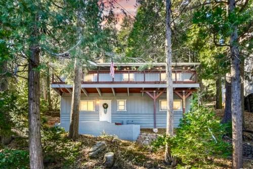 Idyllic Cabin in the Woods: Cozy Crestline Retreat