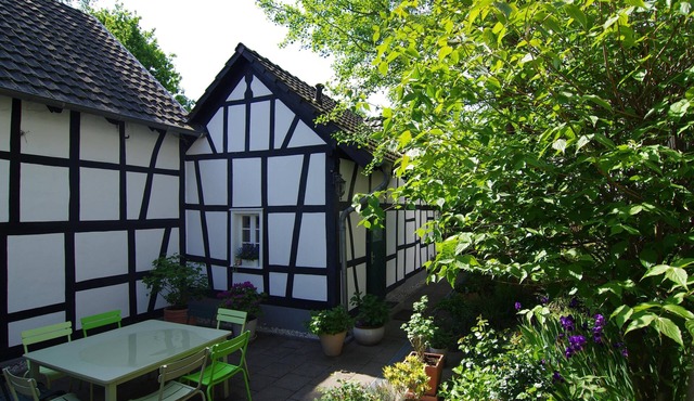 Idyllic, completely renovated half-timbered house in a listed courtyard
