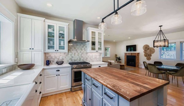 Idyllic Downtown Longmont 5-BDR Retreat