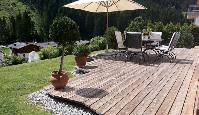 Idyllic holiday flat in a sunny hillside location