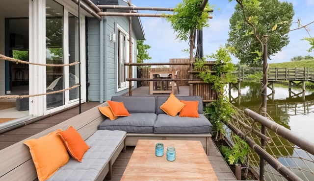 Idyllic Holiday Home in Ooltgensplaat with Private Terrace