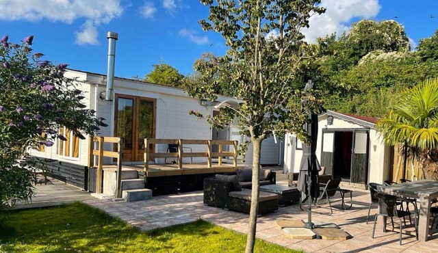 Idyllic holiday home in Ooltgensplaat on the water