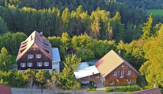 Idyllic house with lots of extras in a beautiful natural setting