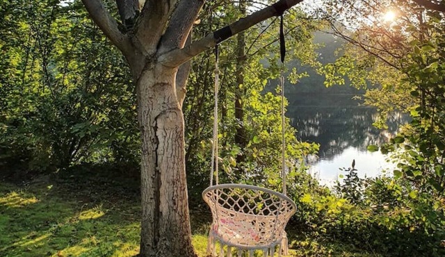 Idyllic house with 85 sqm of living space right on the lake with optional hot tub
