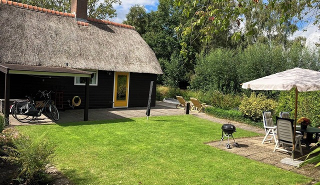 Idyllic house with spacious garden next to canal, boat rent is possible (extra)