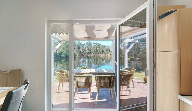 Idyllic lakeside cottage