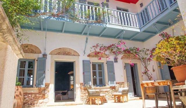 Idyllic town villa in Sitia with sea views, 4-minute walk to the beach