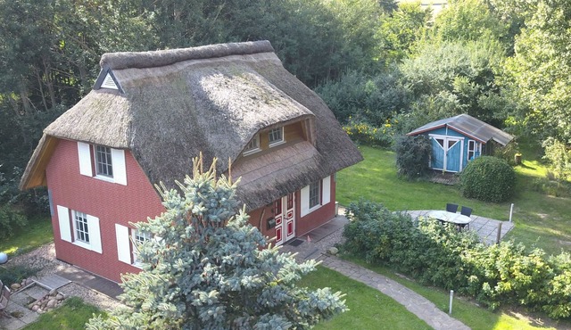 Idyllisches Reetdachhaus mit großem Garten by Interhome