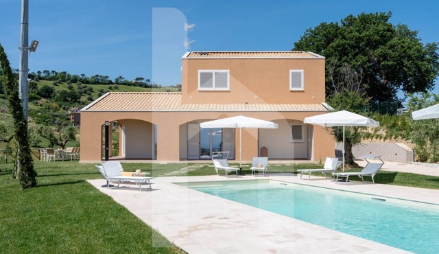 If you are looking for a unique and exclusive holiday, Villa Sofia is the solution for you! Located in a strategic position, ideal for those who want to enjoy a holiday 10 minutes from the sea surrounded by greenery. The jewel in the crown of the villa i