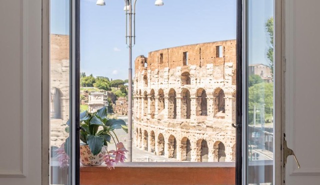 iFlat Unforgettable in front of Colosseum
