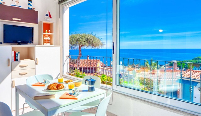 Il Geranio Sant'Elmo - sea-view, for 4, 5 minutes on foot from the beach, small garden