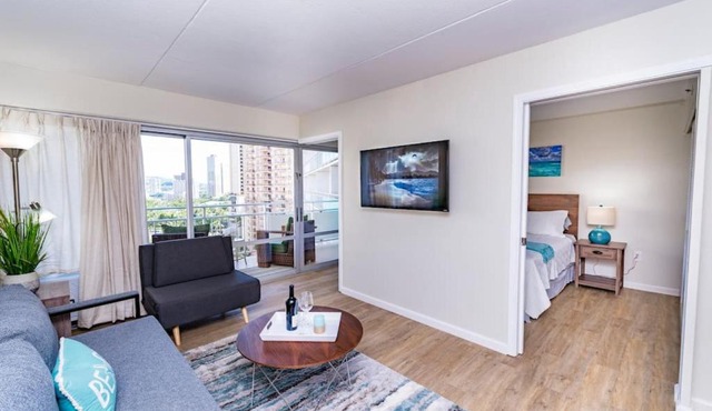 Ilikai Collection 6- Stylish 1BR- Mountain View- Beachfront Resort