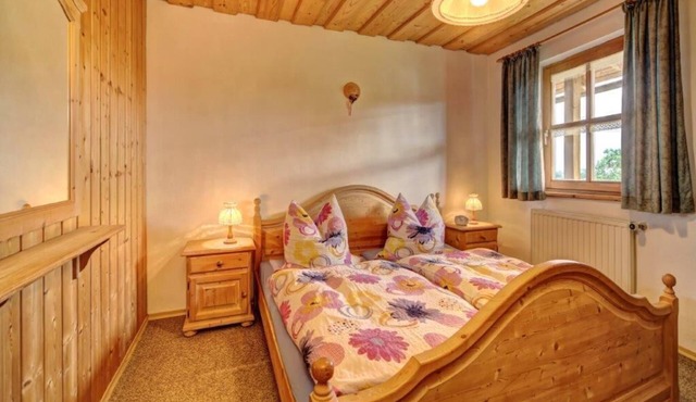 Im Bayerwald-Stil gestaltete FeWo (60 m2) mit eigener Terrasse