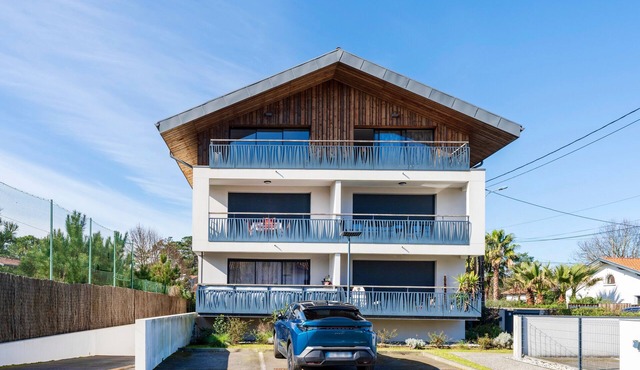 Imarena – High-End Apartment with Port View, Balconies, and Private Parking in Capbreton