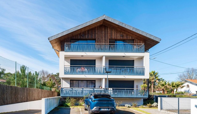Imarena – High-End Apartment with Port View, Balconies, and Private Parking in Capbreton