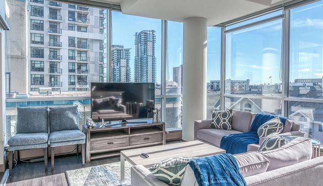Immaculate 2 BD DT Condo w/Panoramic City Views!