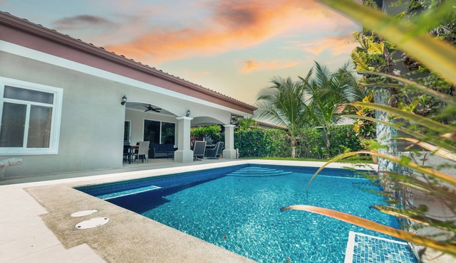 Immaculate 3 bedroom, 2 bathroom private villa with private pool