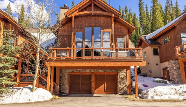 Immaculate 4-bedroom + Loft, 4 parking spots, Walk to Resort, Ski-in/out