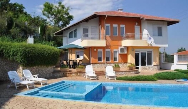 Immaculate 6-Bed Villa in Balchic Bulgaria