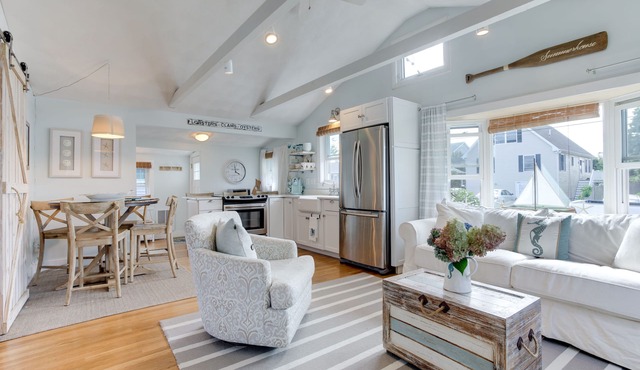 Immaculate Cottage, Walk to Sand Hill Cove Beach