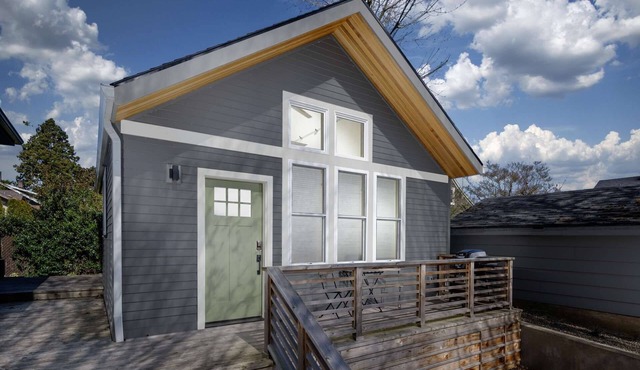 Immaculate Detached Cottage - Walk to MAX, Drinks, Dining, 3 Miles to Dwntwn, Full Kitchen & BBQ