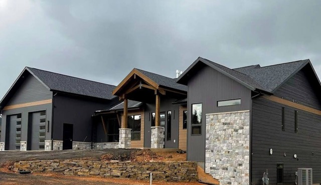 Immaculate, dog-friendly home w/hot tub, outdoor patio, pool table & lake views