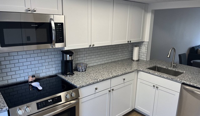 Immaculate, fully remodeled 2BR! Walk to football stadium and Ruby Mem hospital!