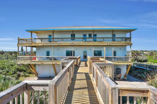 Immaculate, modern stay steps to beach with amazing ocean views