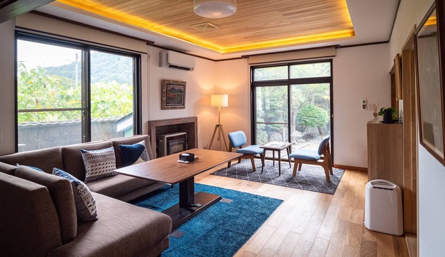 Immaculate Private Family Cottage with Hot Spring